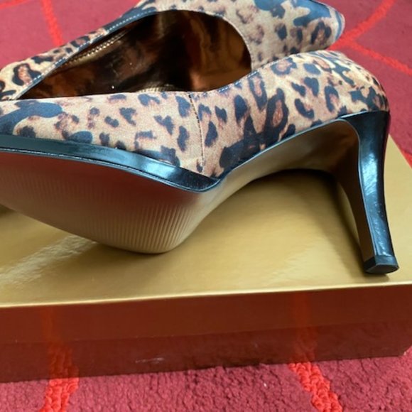 Ellen Tracy Animal Print Pump (NWOT) - Picture 8 of 9